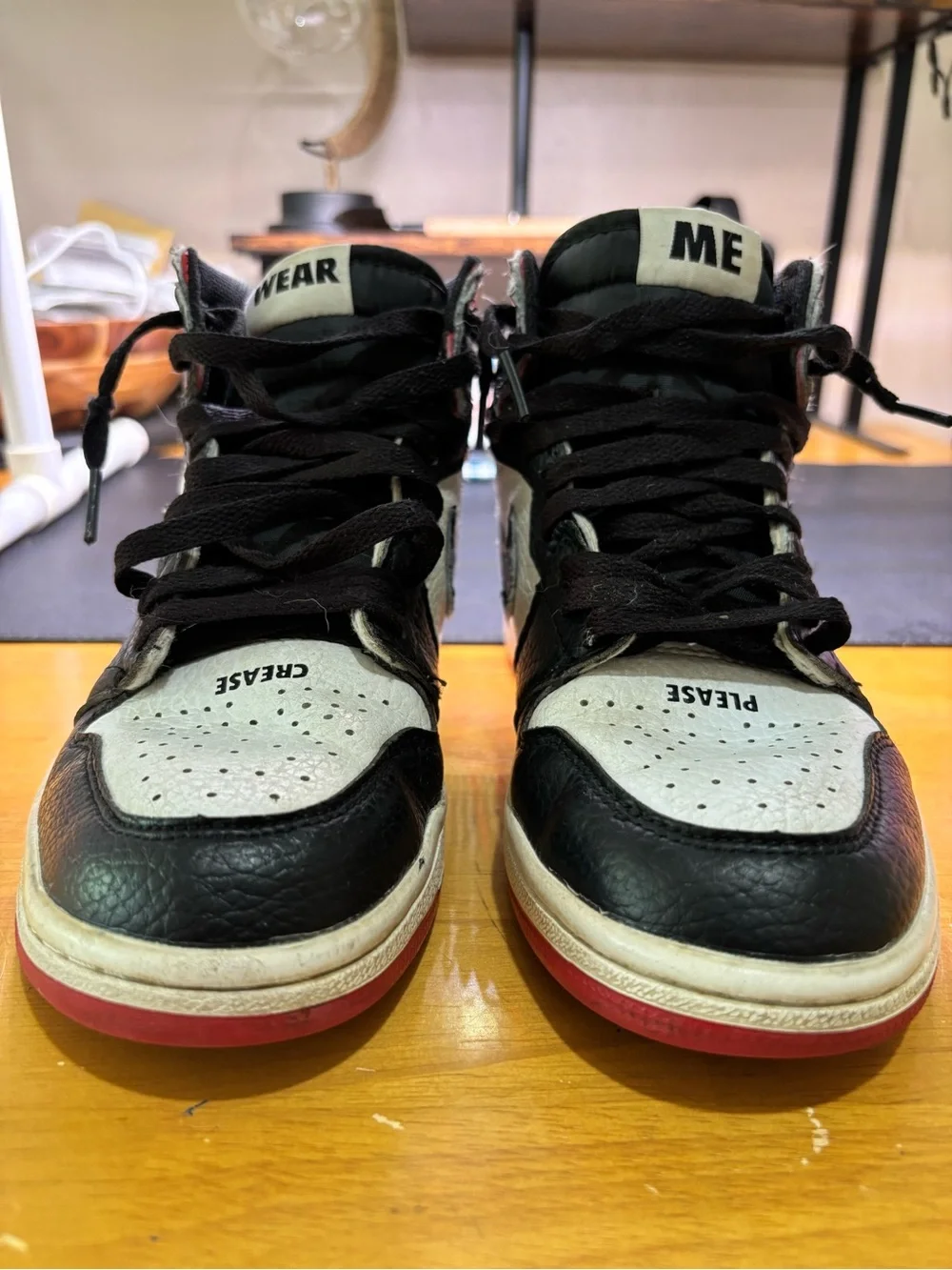NIKE AIR JORDAN 1 YOUTH SNEAKERS.